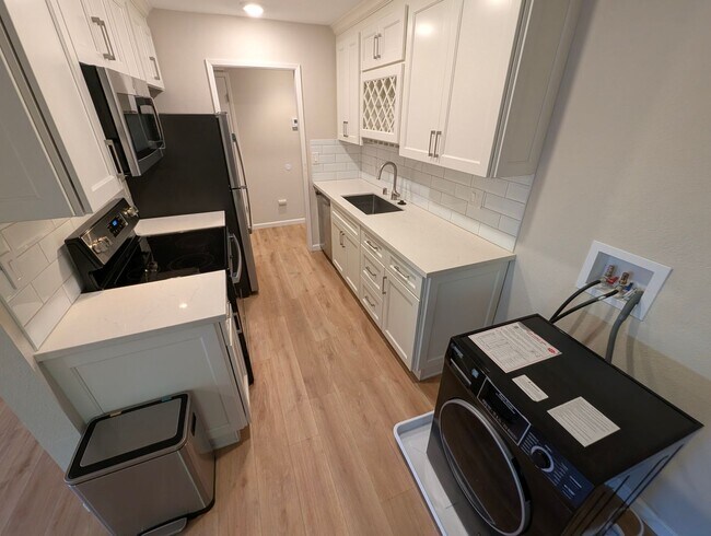 Foto del edificio - Spacious 2/1 Condo near BART Available Now!