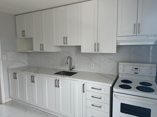 Building Photo - 119 Rossland Rd E