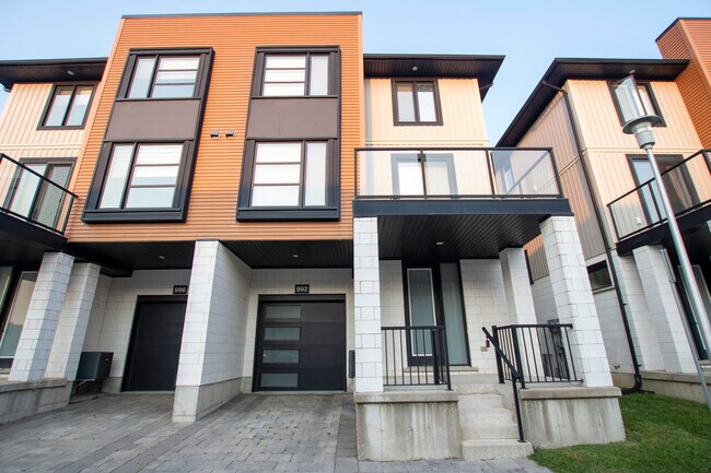 Photo du bâtiment - Gorgeous 3 Bedroom in Hyde Park * Garage *Main floor office * Avail July 1st. $2695+