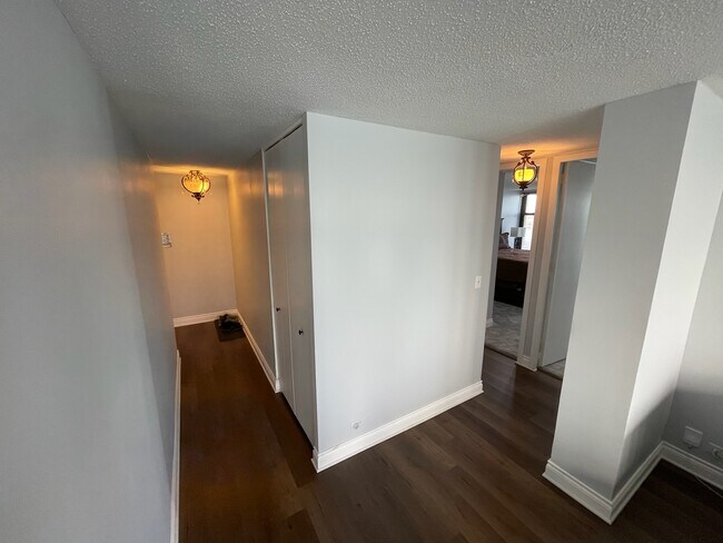 Foto del edificio - 6700 S South Shore Dr