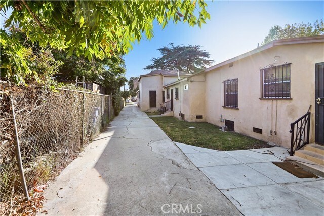 Foto del edificio - 1419 E 108th St