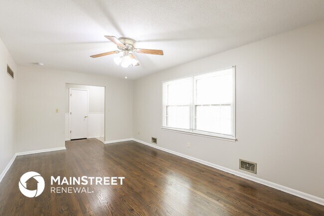 Building Photo - 701 N Redwood Dr