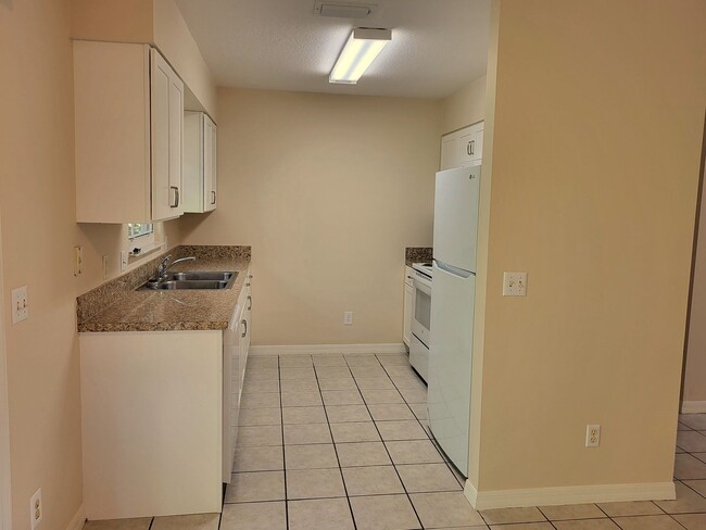 Building Photo - Two Bed/Two Bath~Bright & Clean~One Car Ga...