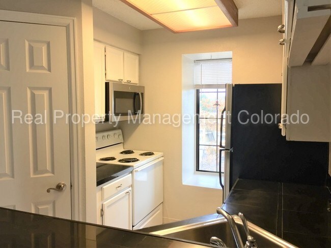Building Photo - Lovely Condo in Glendale