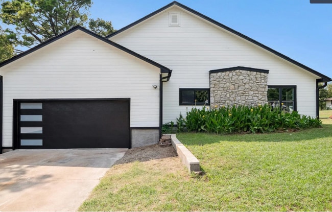 Building Photo - 610 W Fairview St