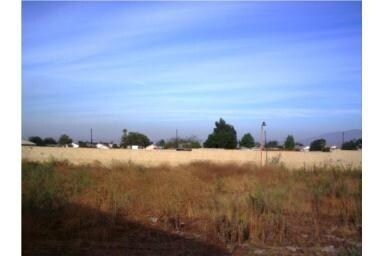 Lote vacante en la parte trasera - 8366 Cherry Ave