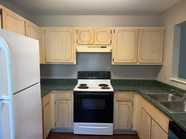Building Photo - 910 Brett Dr