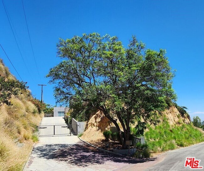 Foto del edificio - 1565 Glen Oaks Blvd