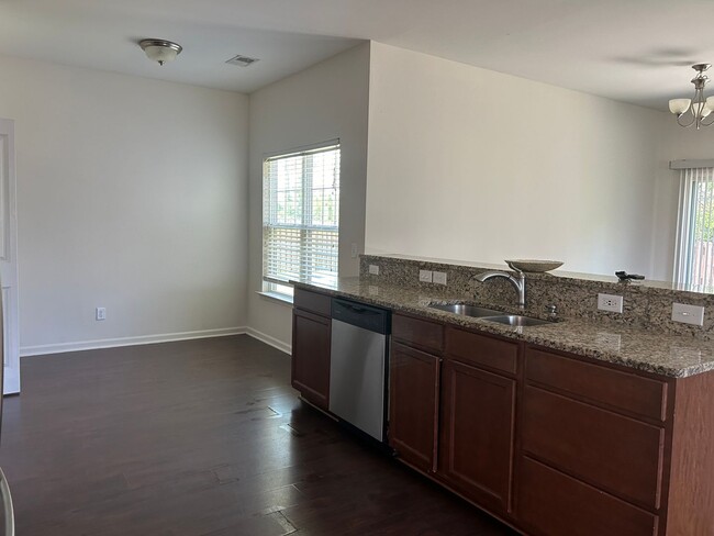 Foto del edificio - **HOLIDAY MOVE-IN SPECIAL and RATE DROP AL...