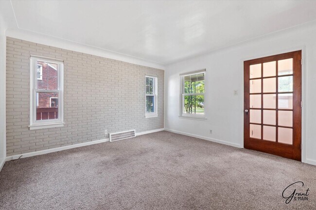 Building Photo - 3 bedroom - 1 bath - Lincoln Park - $1,400
