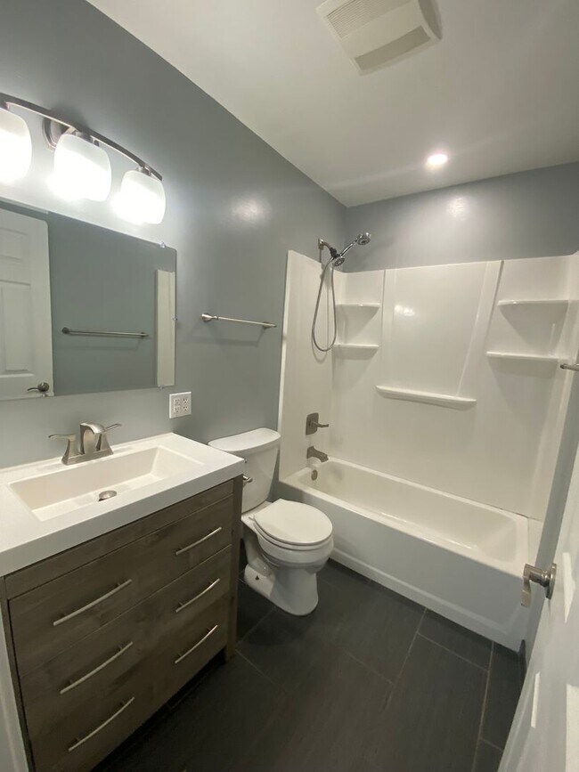 Building Photo - Modern 2 bed 1 bath Duplex