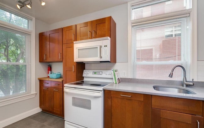 Building Photo - Spacious and sunlit condo located in the h...