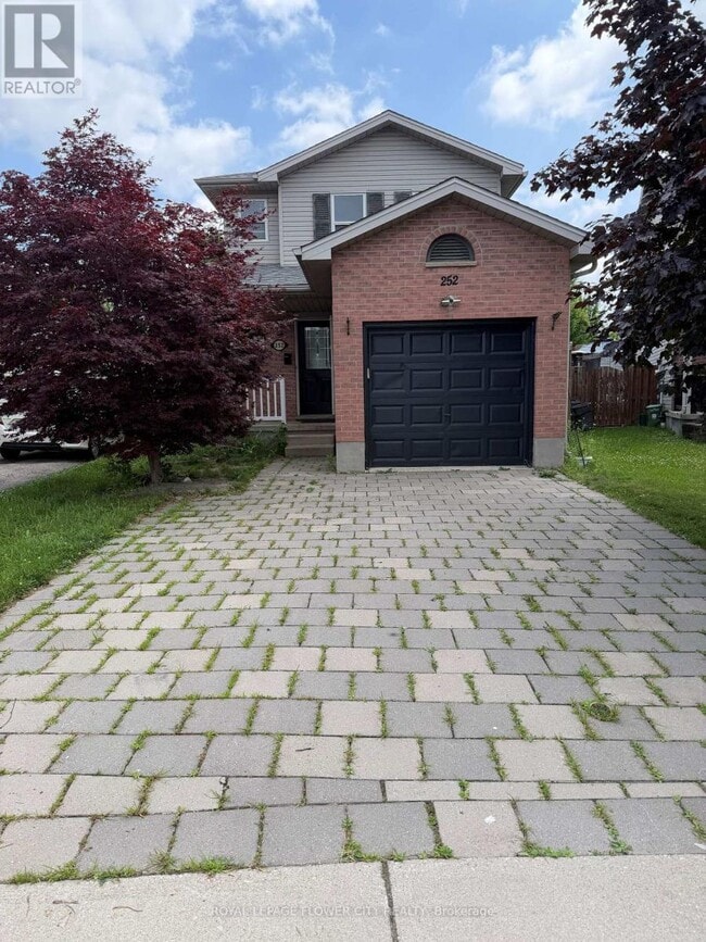 Building Photo - 252 Simpson Crescent