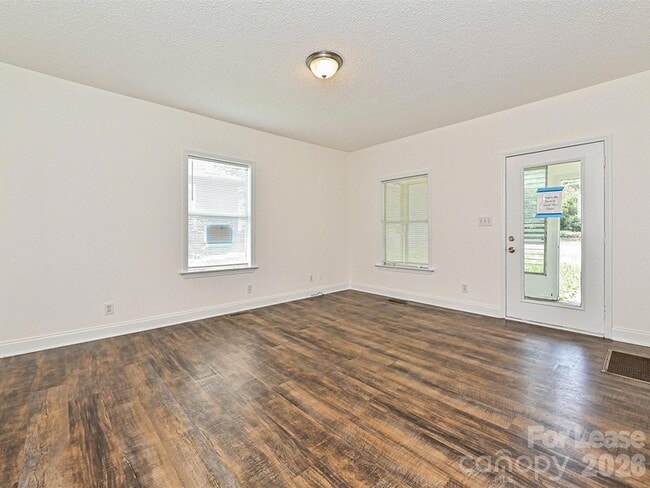 Building Photo - 610 N Pear St