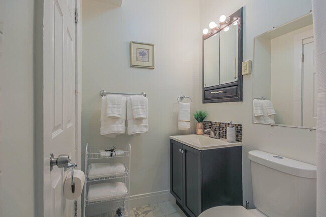 Building Photo - 839 Dunlop Ave