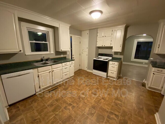 Foto del edificio - 2139 N Benton Ave