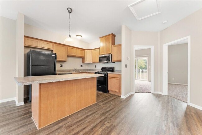 Building Photo - 2865-2885 5th St