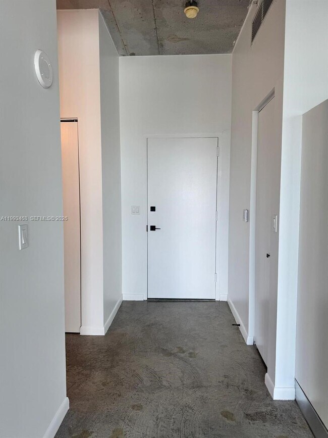 Foto del edificio - 10 SW South River Dr