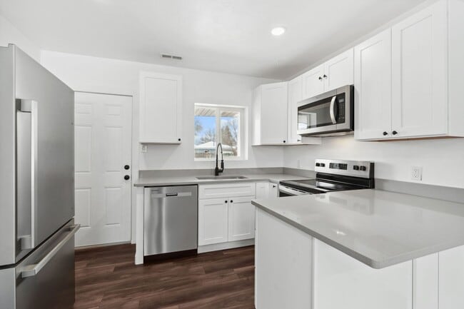 Building Photo - Newly Remodeled West Valley 2 Bed Duplex -...