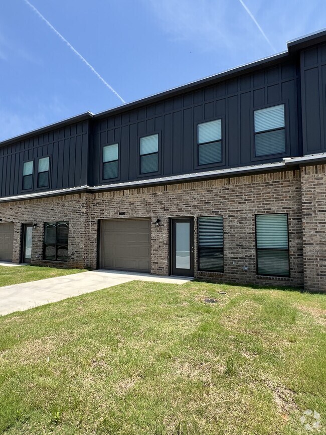 Building Photo - 3457-3457 Brooke Pl