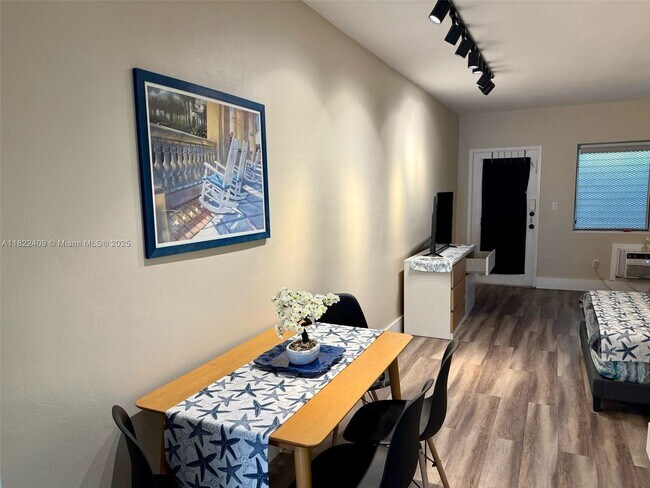 Foto del edificio - 8132 Harding Ave