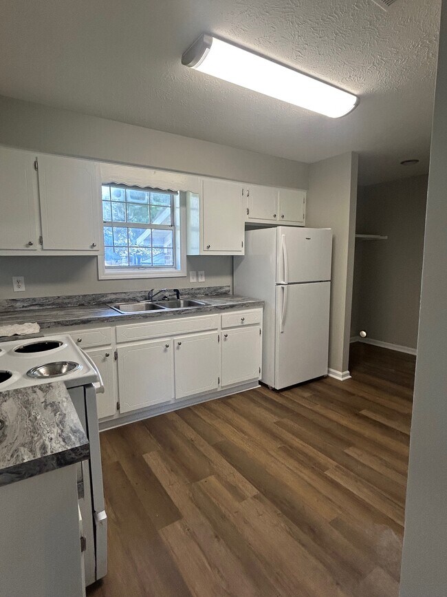 Foto del edificio - 717 Raintree Ln