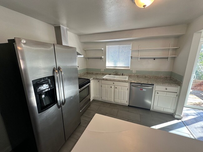Building Photo - GREAT SINGLE FAMILY HOME CLOSE TO RESTAURA...