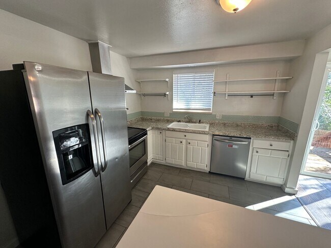 Foto del edificio - GREAT SINGLE FAMILY HOME CLOSE TO RESTAURA...