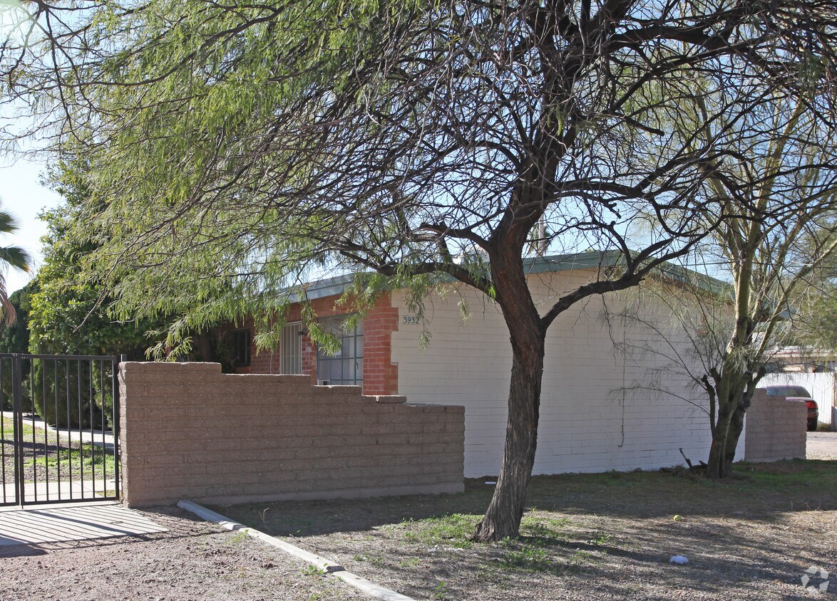 Building Photo - 3932-3936 E Monte Vista Dr