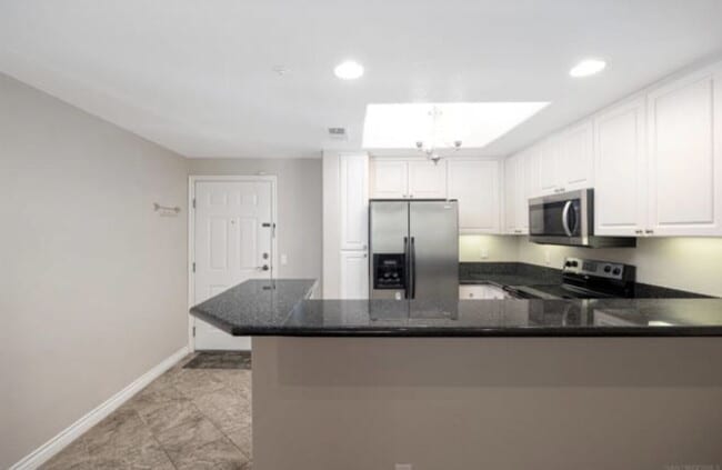 Foto del edificio - $2,750 - 1 Bed / 1 Bath Bottom Floor Beautiful Condo at Regents La Jolla