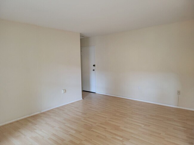 Building Photo - Lovely 2 BR/1 BA w/ Den Condo Available in...