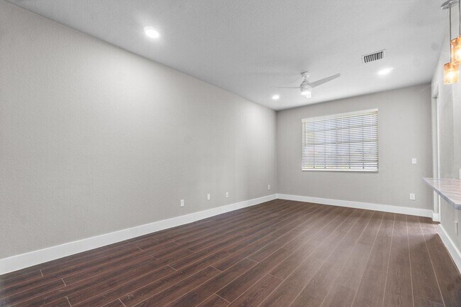 Building Photo - 2033 Nassau Dr