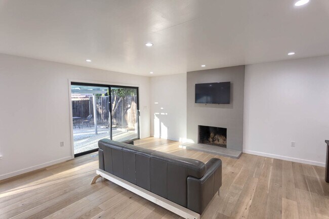 Building Photo - Newly Renovated 4-Bedroom 2.5-Bath South W...