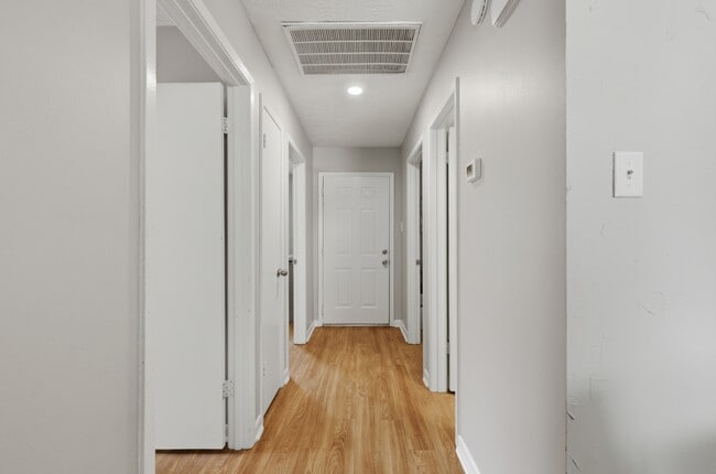 Building Photo - 3821 Brighton Dr