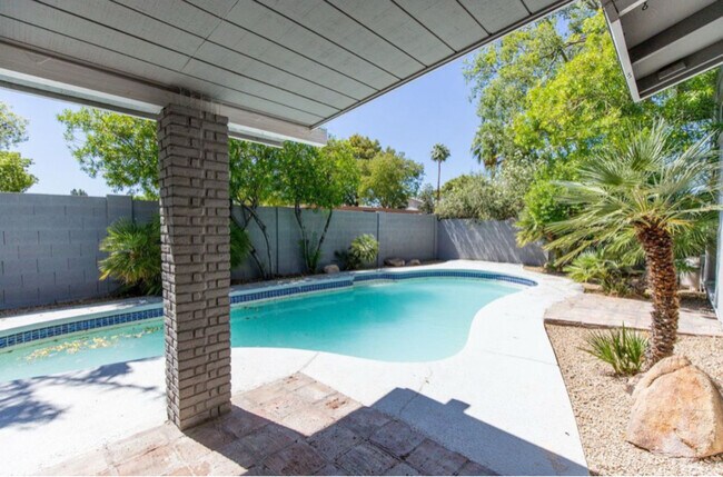 Building Photo - 5120 S Dorsey Ln