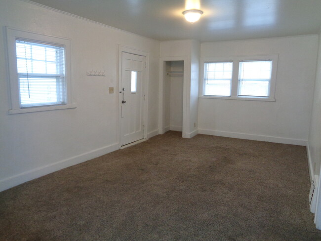 Building Photo - 2 Bedroom House