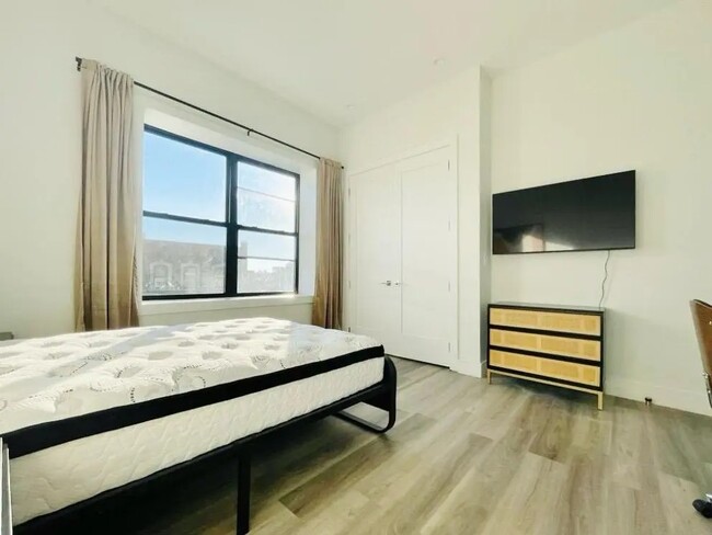 Foto del edificio - Private bedroom in 4 bed/1 bath Home