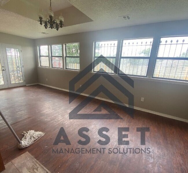 Foto del edificio - 6 Bedroom House Available!