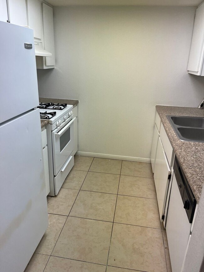 Building Photo - 4590 Carriage Park Dr