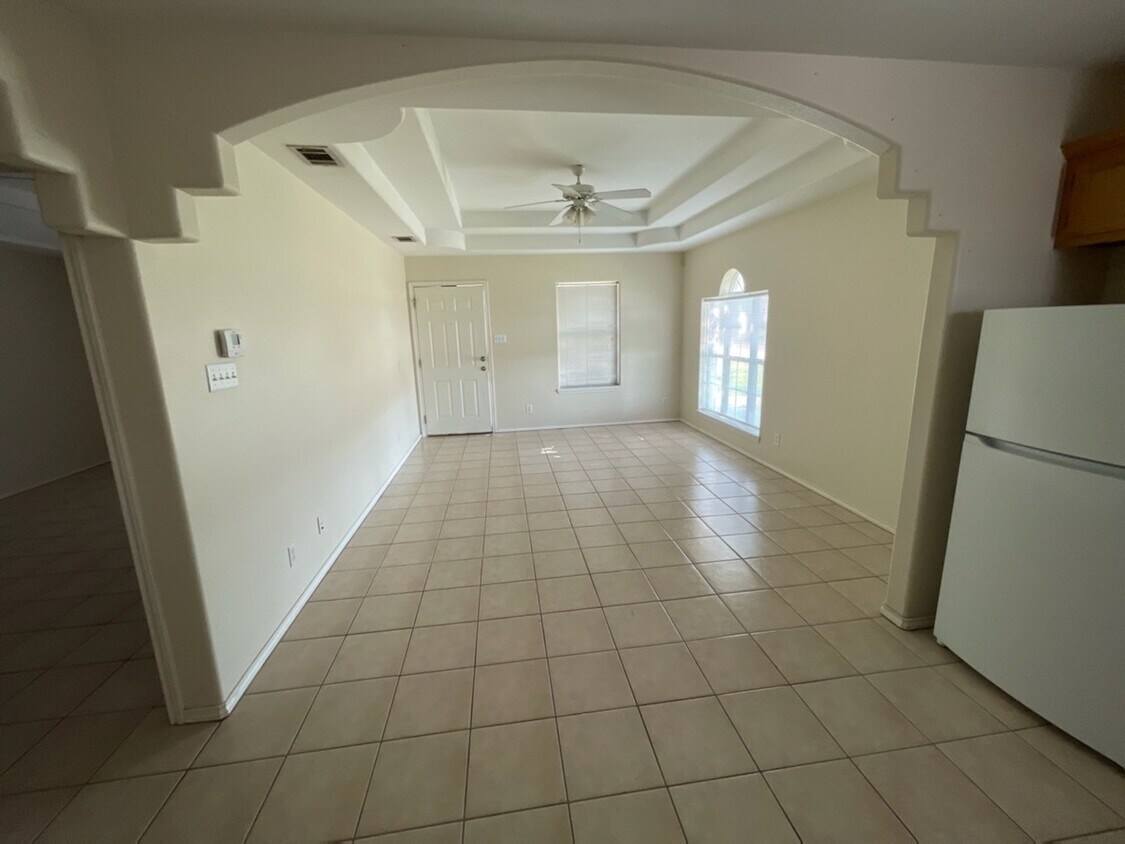 Living room - 2023 Agua Fina Ave