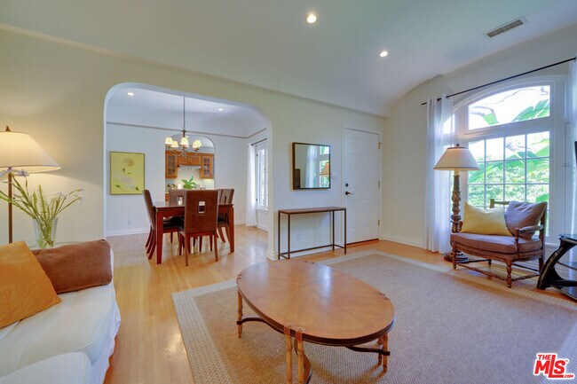 Foto del edificio - 8704 Ashcroft Ave