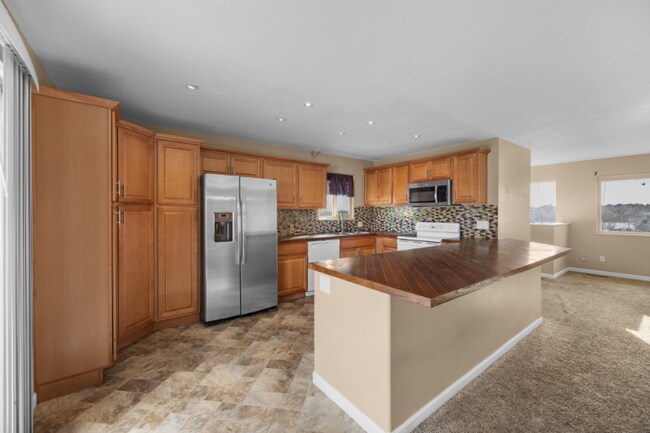 Building Photo - 2165 Broadmoor Rd Cir