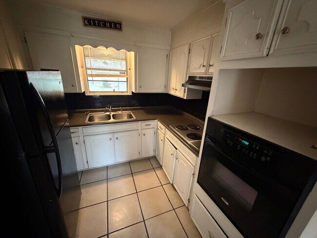 Building Photo - Updated 3 Bedroom Home in Southern Hills