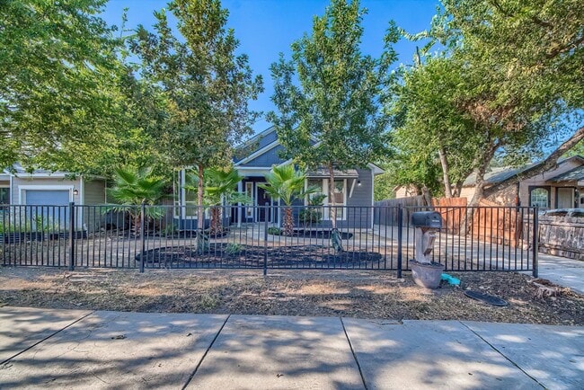 Building Photo - 814 Poinsettia St