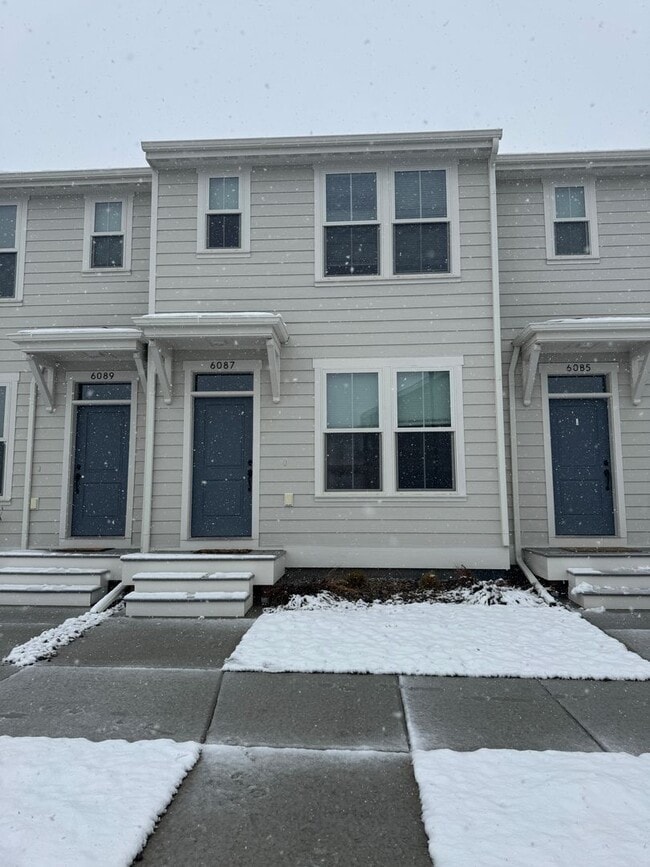 Building Photo - 3 bed 2.5 bath Townhouse