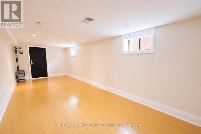 Building Photo - 32 Harrow Dr