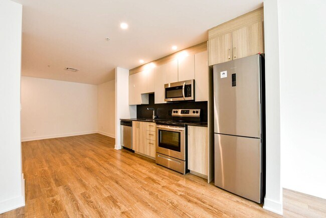 Building Photo - 30 Saint-Joseph Est