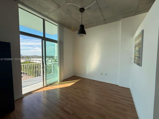 Foto del edificio - 2100 Van Buren St