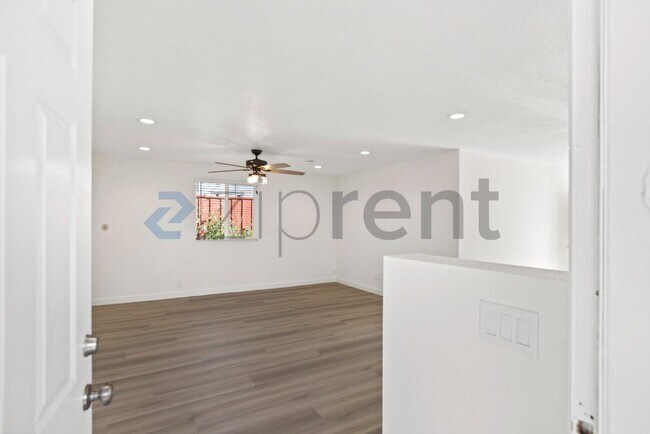 Foto del edificio - 3066 Nightingale Pl