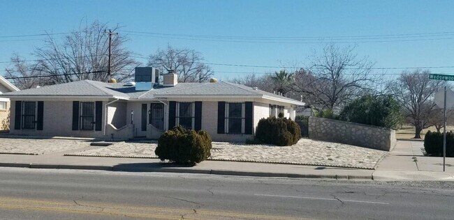 Foto del edificio - 3000 Wedgewood Dr